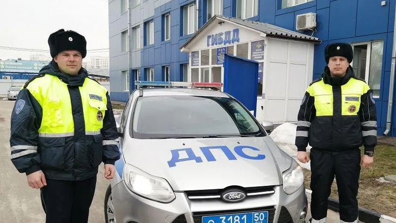 Полицейские спасли из горящего дома в Подмосковье двух пенсионеров