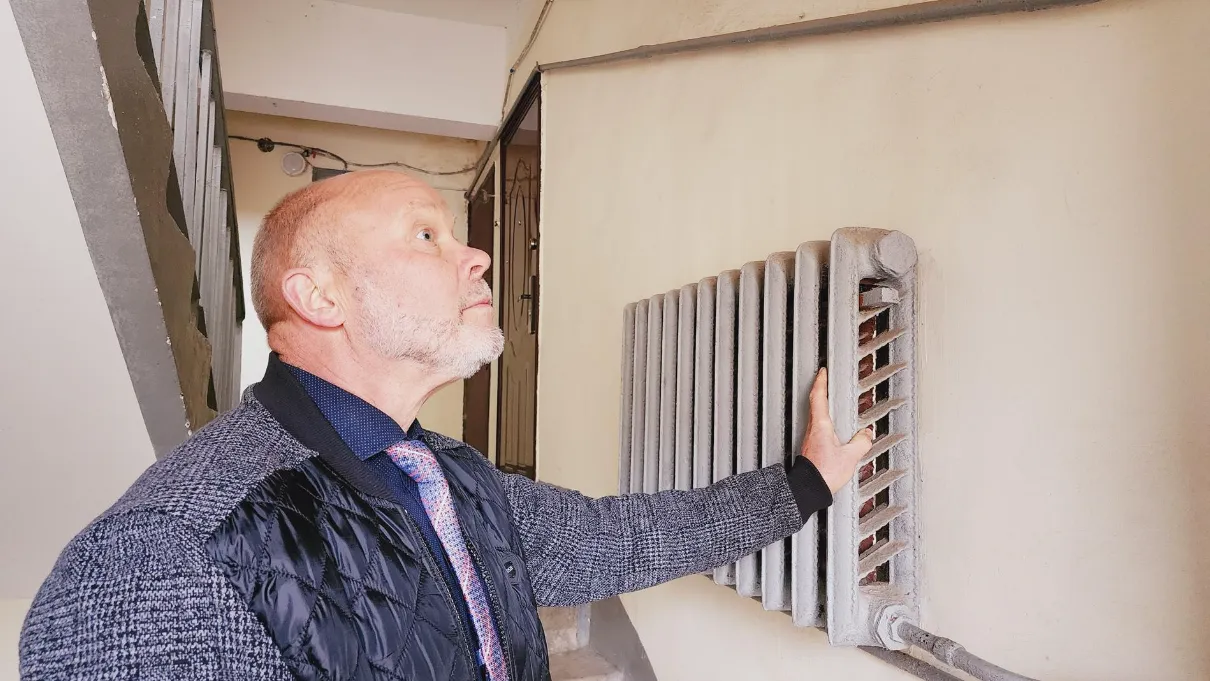 Замглавы округа Владимир Павловский лично проверил работу отопительной системы. Фото: Юлия Андросова