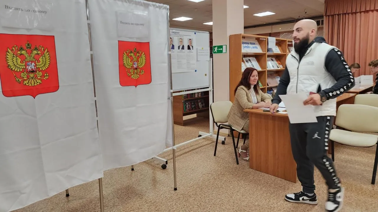 Чемпион мира по боксу Сергей Акопян отдал свой голос на избирательном участке в Мытищах