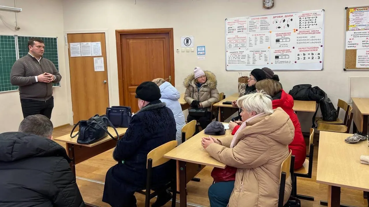 Владимир Локтев отметил важность информирования жителей Южного о сроках расселения аварийных домов