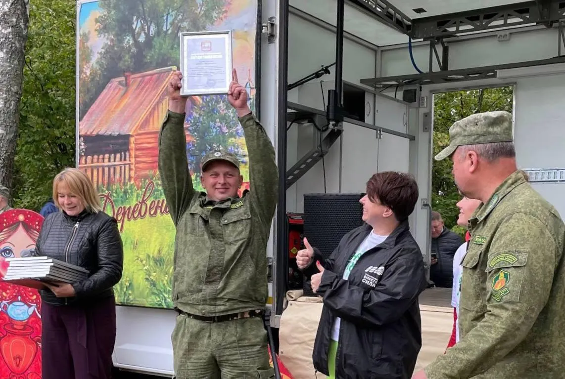 Фото: Заместители главы администрации Можайского округа Мария Азаренкова и Мария Клинских вручили награды лесничим / пресс-служба АМГО