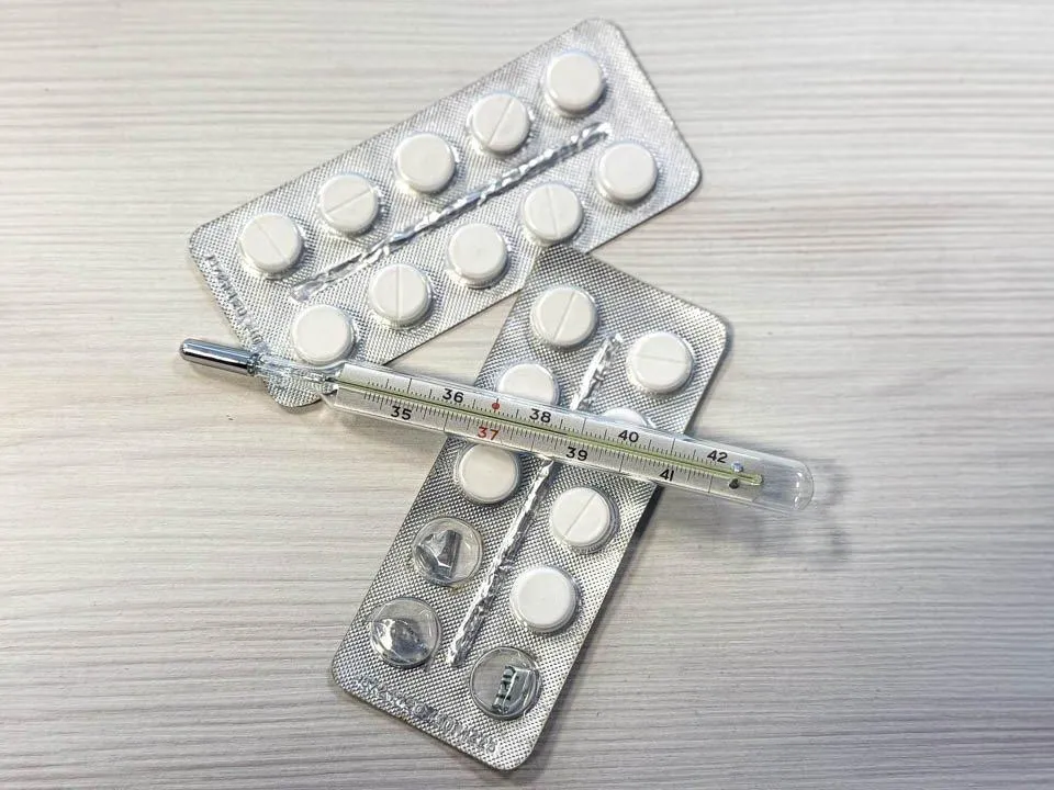 Есть в каждой аптечке: какие привычные лекарства тайно разрушают желудок и почки