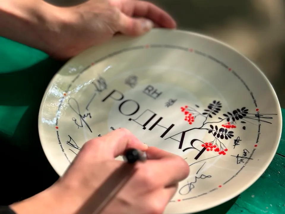 Традиционная тарелка киношников, которая вскоре будет разбита. Осколки получат все участники съемочного процесса. Фото: пресс-служба администрации г.о. Королев