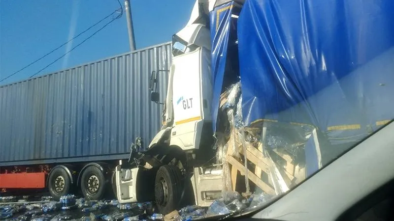 Сотни упаковок газировки оказались на трассе после аварии двух фур в Домодедово