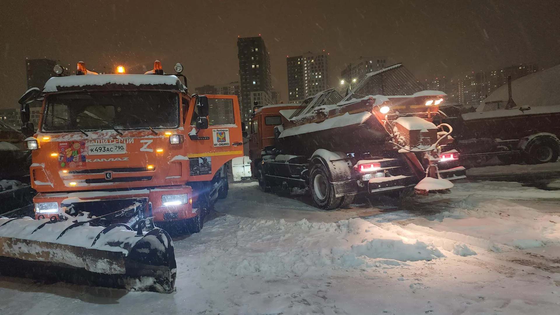 На дорогах округа даже в ночное время идут работы по расчистке и уборке снега.