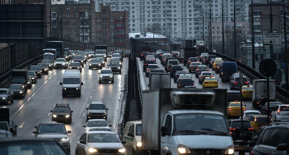 Пробки на дорогах Подмосковья оценили в 5 баллов вечером 16 июля