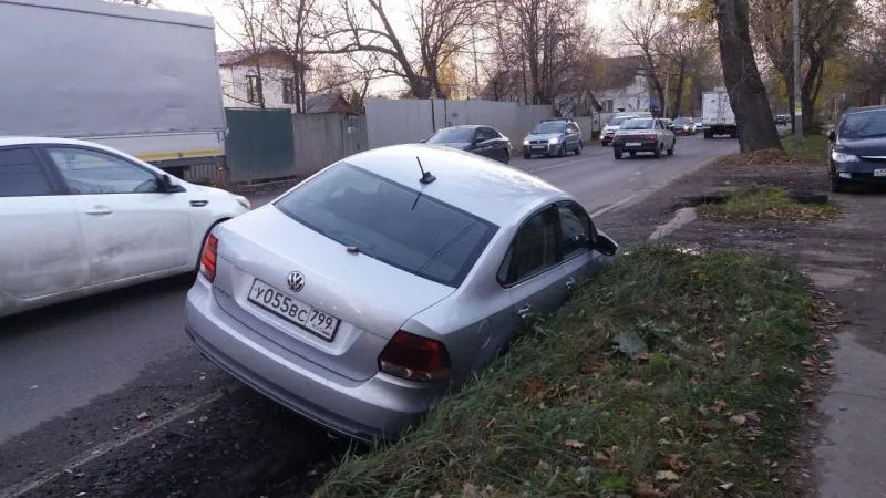 Иномарка провалилась в ливневую канализацию в Балашихе