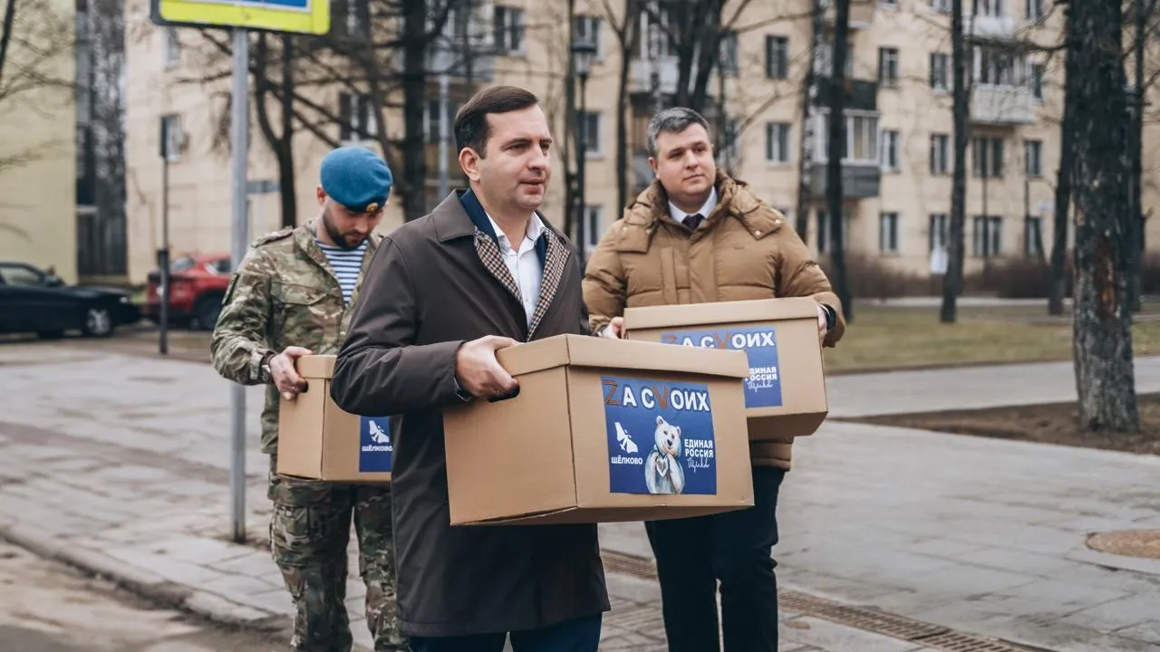 Глава Щелкова Булгаков принял участие в сборе и погрузке гуманитарной помощи