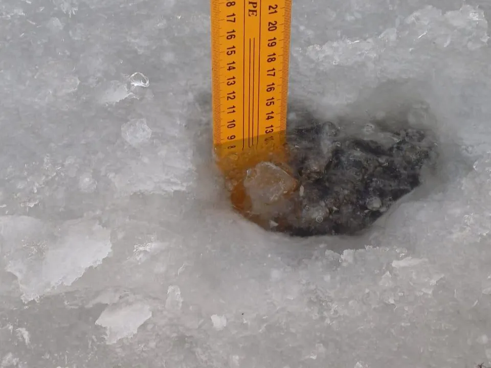 Толщина льда на Верхнерузском водохранилище. Фото: ГКУ МО&nbsp;«Мособлпожспас»