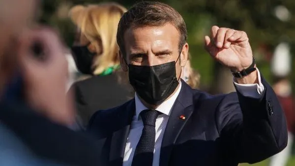 Во Франции в Макрона бросили яйцо