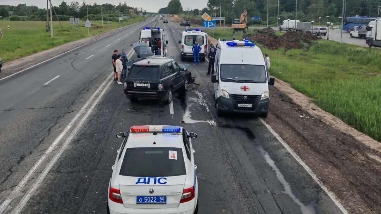 Спасатели помогли медикам госпитализировать пострадавших в ДТП в Волоколамске