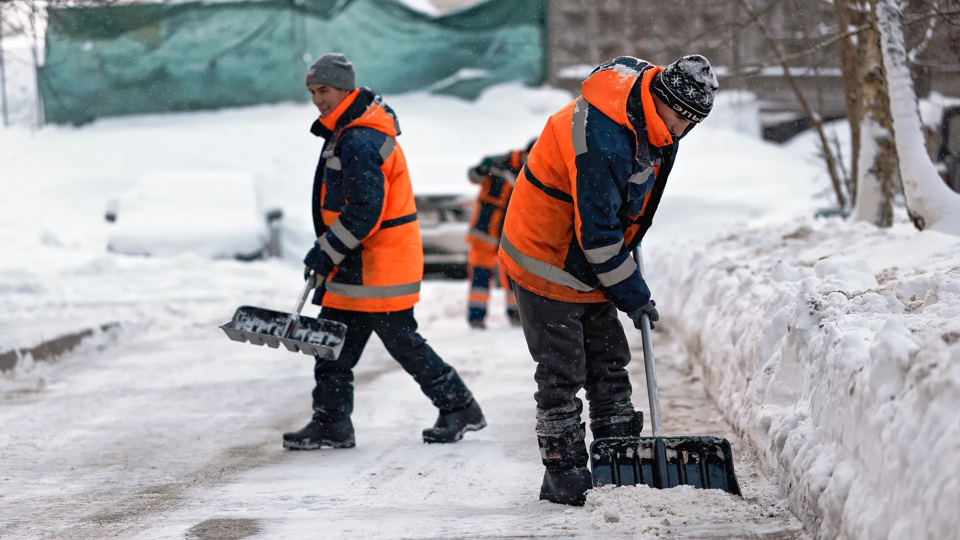 Уборка снега в поселке Большие Вяземы Одинцовского округа