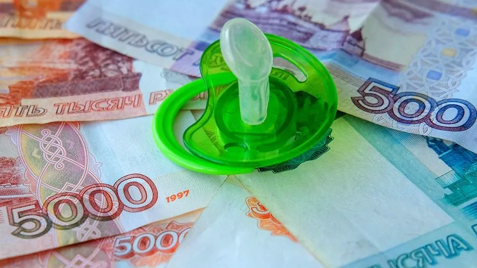 «Декрет до трех лет». В ОП предложили выплачивать пособие многодетным матерям все три года отпуска