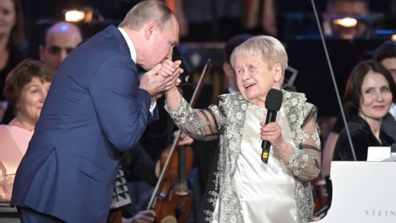 Путин поздравил Пахмутову с днем рождения