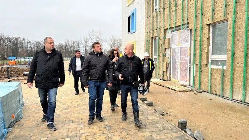 Министр стройкомплекса Подмосковья проверил ход строительства социальных объектов в Серпухове