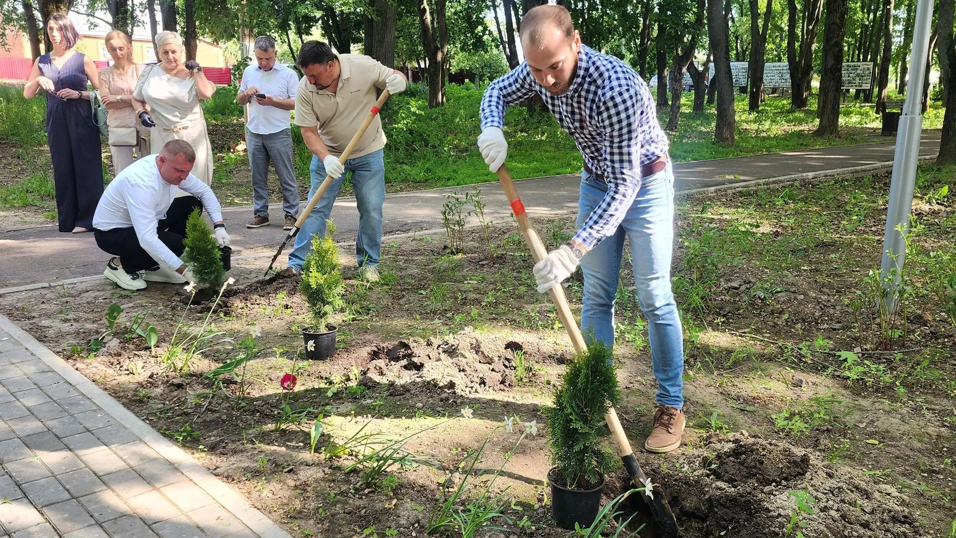 В Луховицах День предпринимателя отметили озеленением парка и праздничным награждением