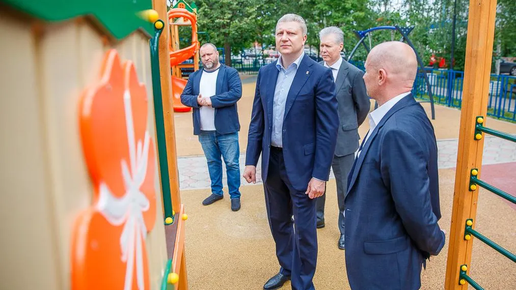 Глава Одинцовского городского округа   проинспектировал ремонт детской площадки