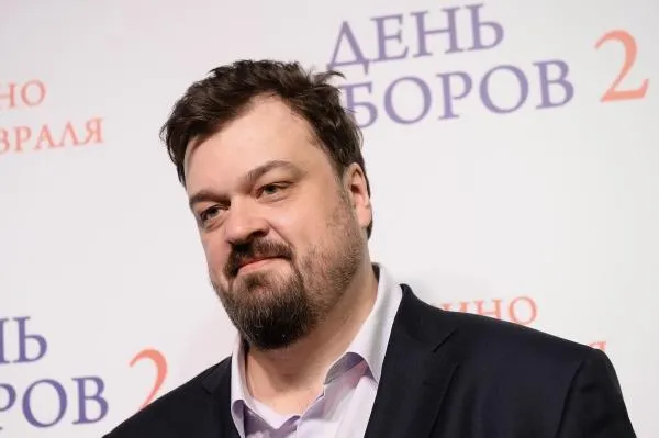 Спортивный комментатор, телеведущий Василий Уткин на премьере фильма «День выборов — 2» режиссера Александра Баршака в кинотеатре «Москва», 2016 год