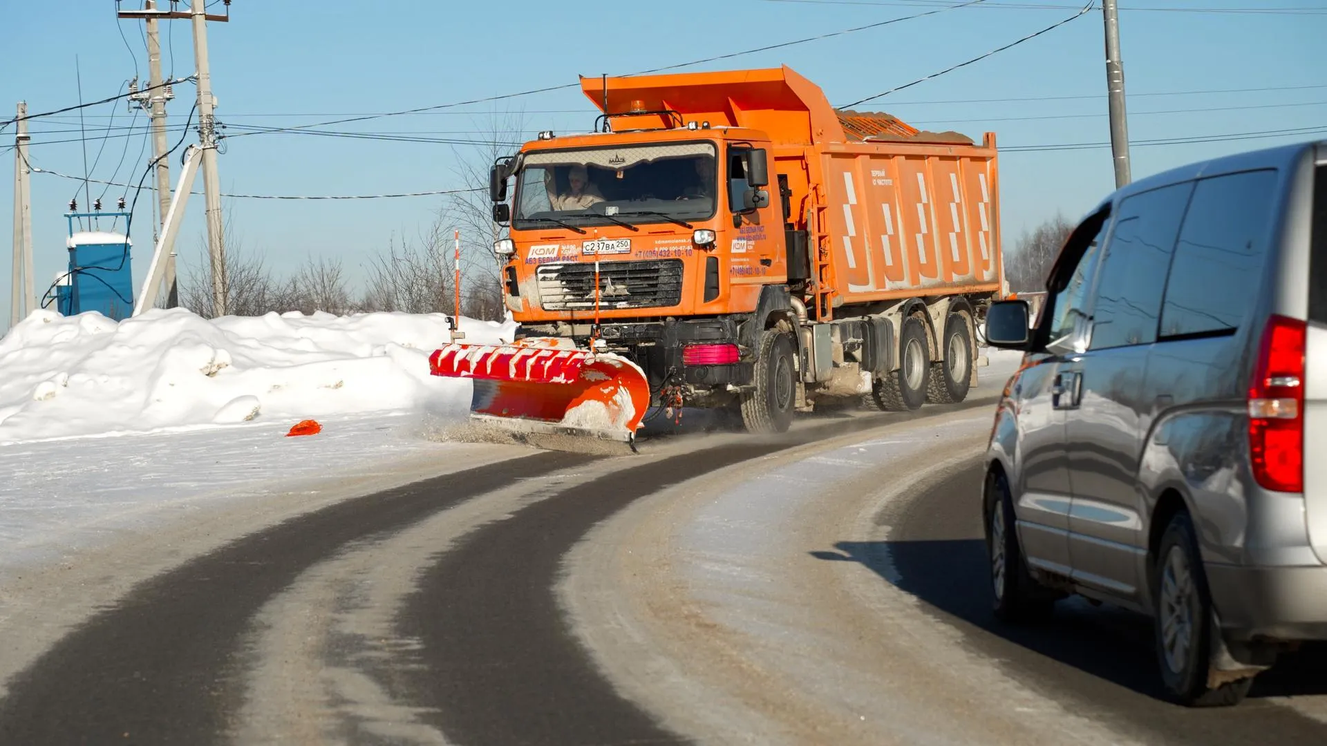 В Дубне на дорогах провели работы по ликвидации последствий снегопада