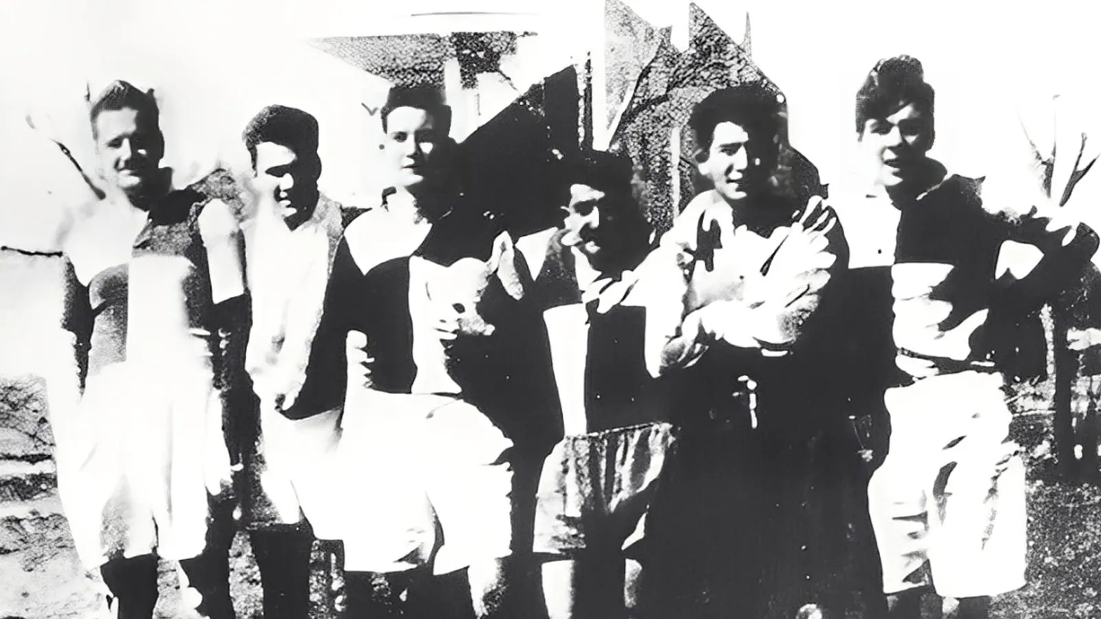 Эрнесто Гевара (первый справа) с командой по регби, 1947 год