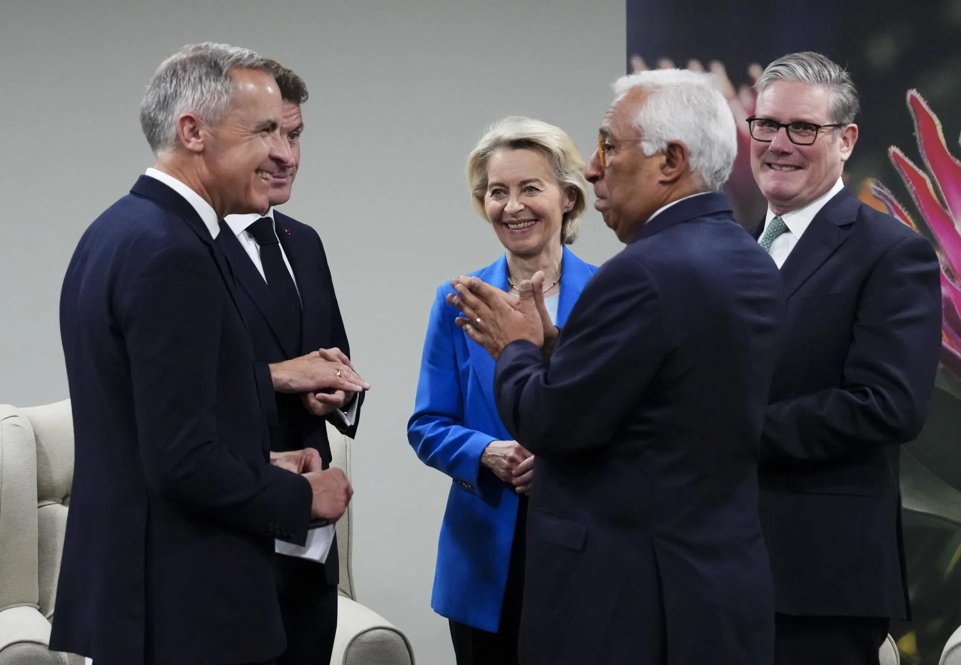 Председатель Еврокомиссии Урсула фон дер Ляйен (в центре). Sean Kilpatrick/Keystone Press Agency