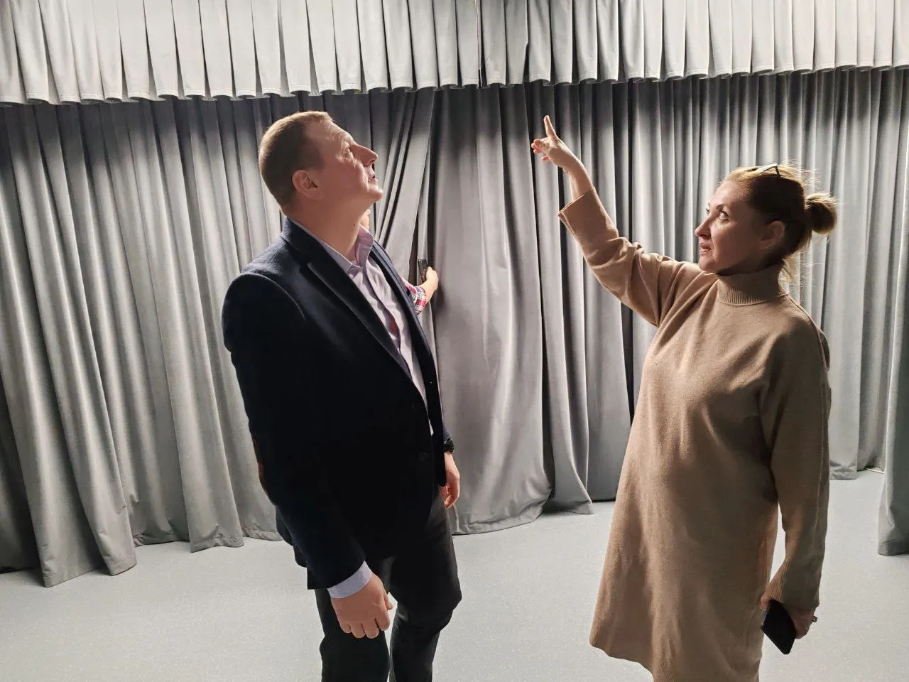 Директор КДЦ «ГАММА» Наталья Геннадьевна с гордостью показала новую долгожданную сцену Роману Хожаинову, главе г. о. Черноголовка. Фото: пресс-служба администрации г. о. Черноголовка<br>