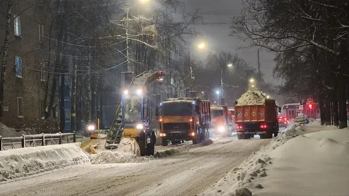 Ночная уборка в Люберцах: коммунальщики расширили проезжую часть на улице Власова