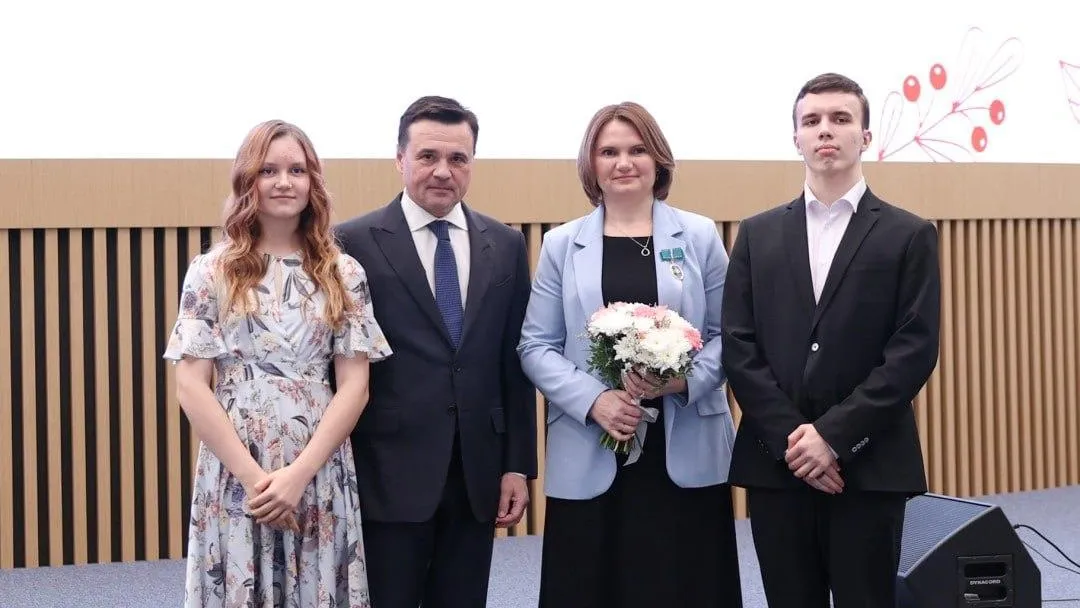 Губернатор Подмосковья вручил многодетной маме из Котельников почетный знак