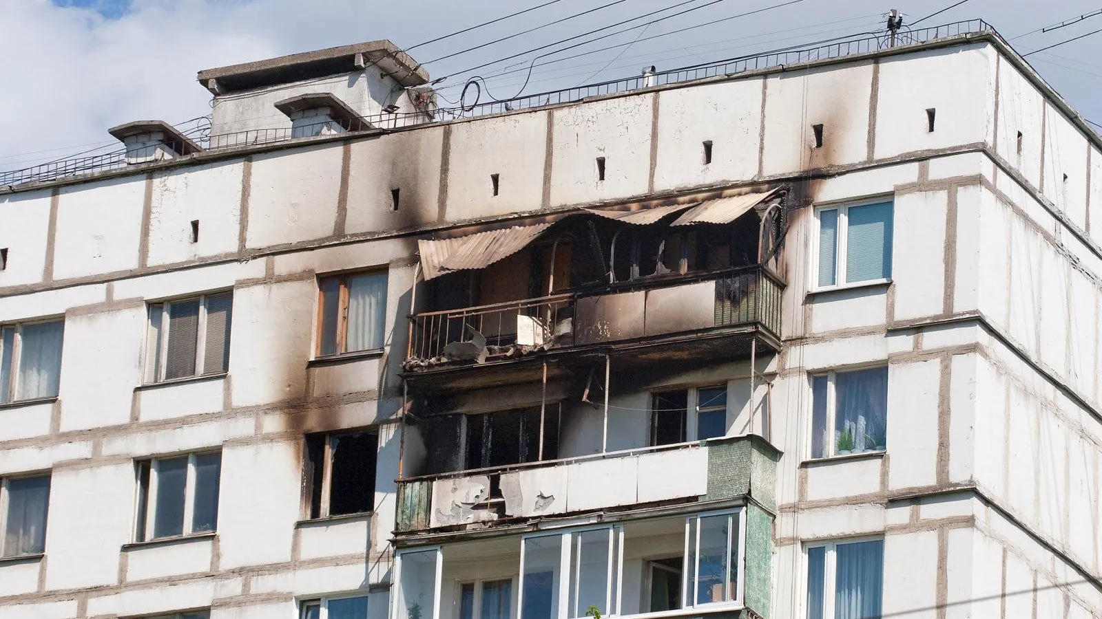 Трех человек спасли на пожаре на севере Москвы