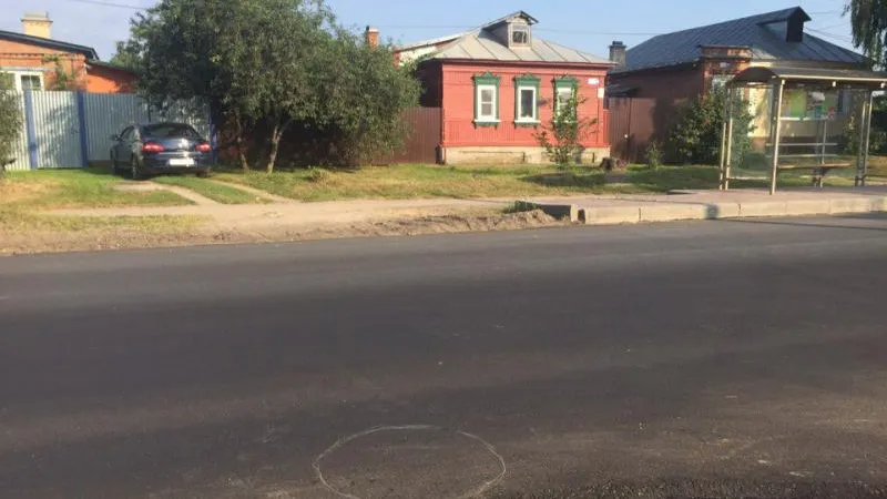Люк коллектора замуровали асфальтом в Серпухове