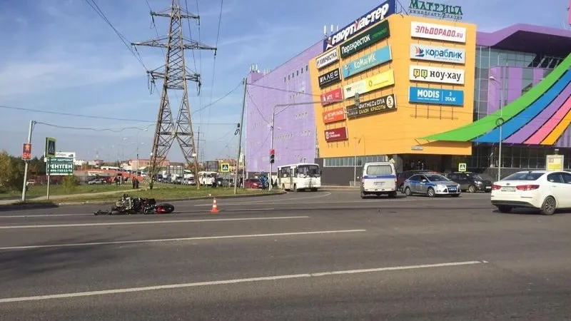 Мотоцикл влетел во внедорожник в Чехове, байкер погиб