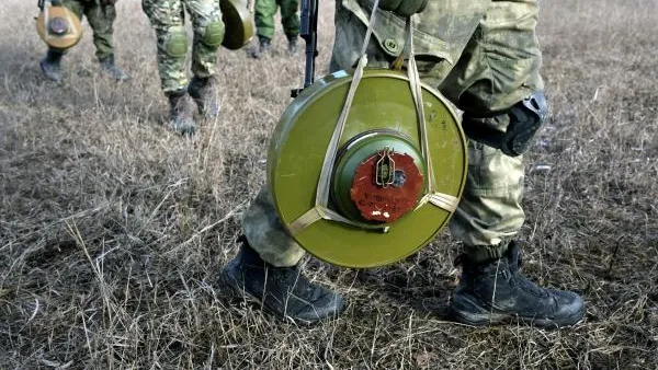 Военнослужащие ВС России на практических занятиях по постановке и обезвреживанию минных полей