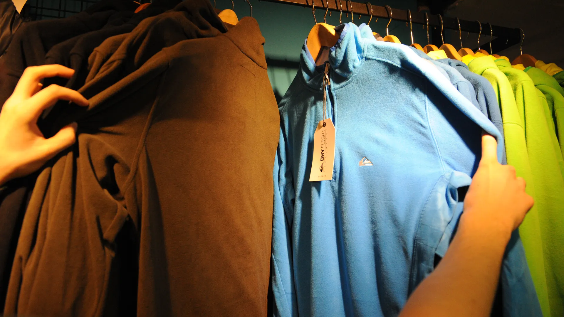 В России сократилось число покупок одежды и обуви по итогам года