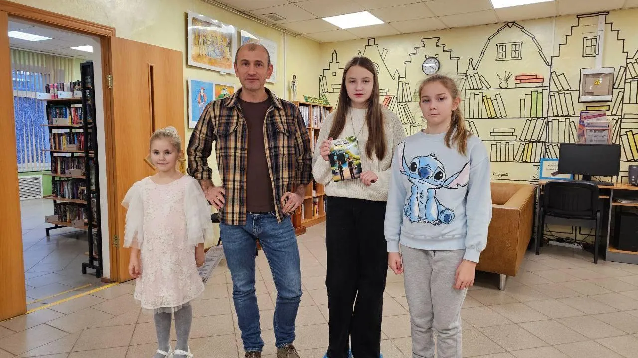 Писатель Артем Хачумян с победителями конкурса Фото: городская библиотека Краснознаменска