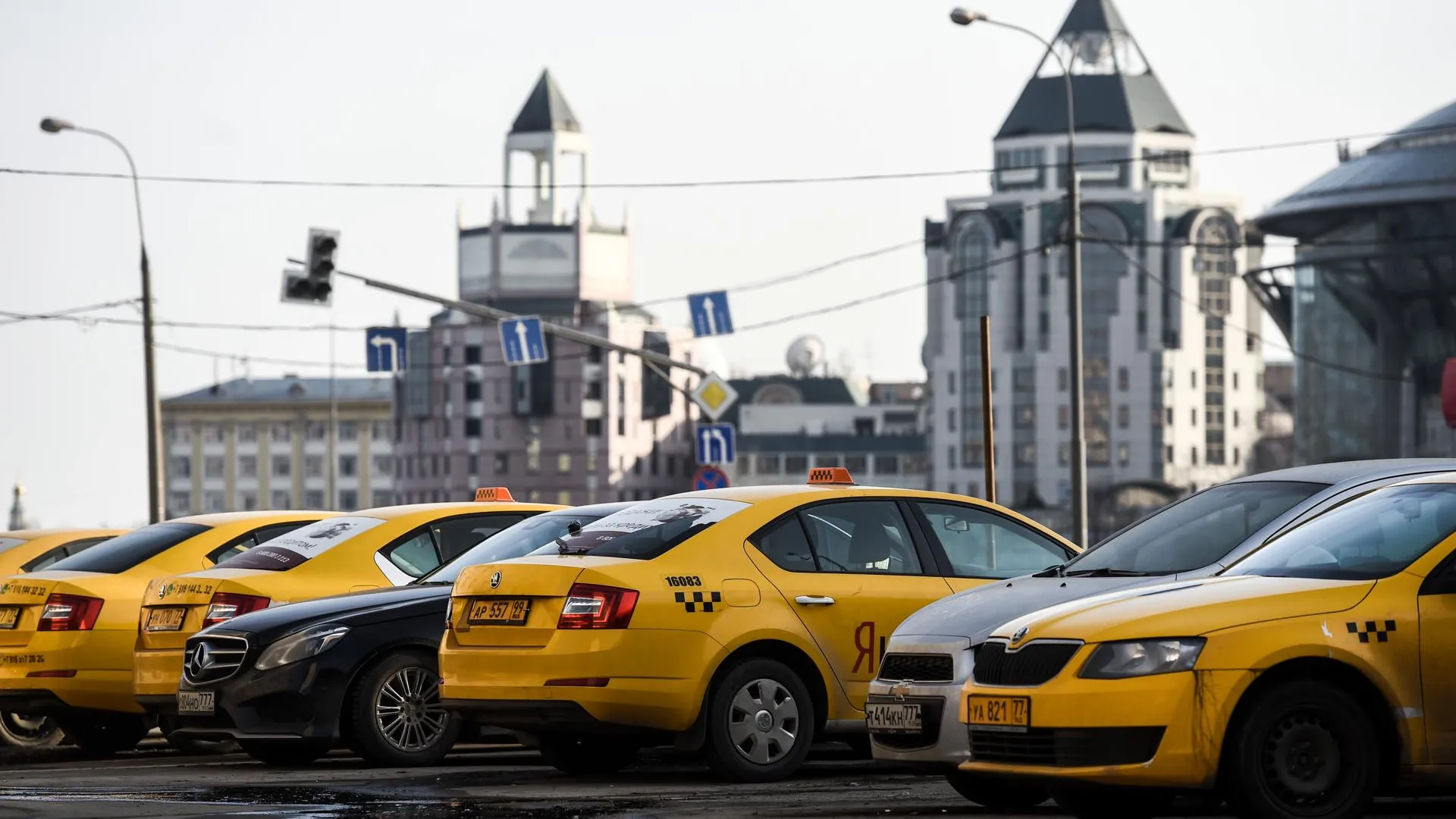 Автоэксперт Сажин определил связь между насваем и ДТП и неадекватным поведением таксистов