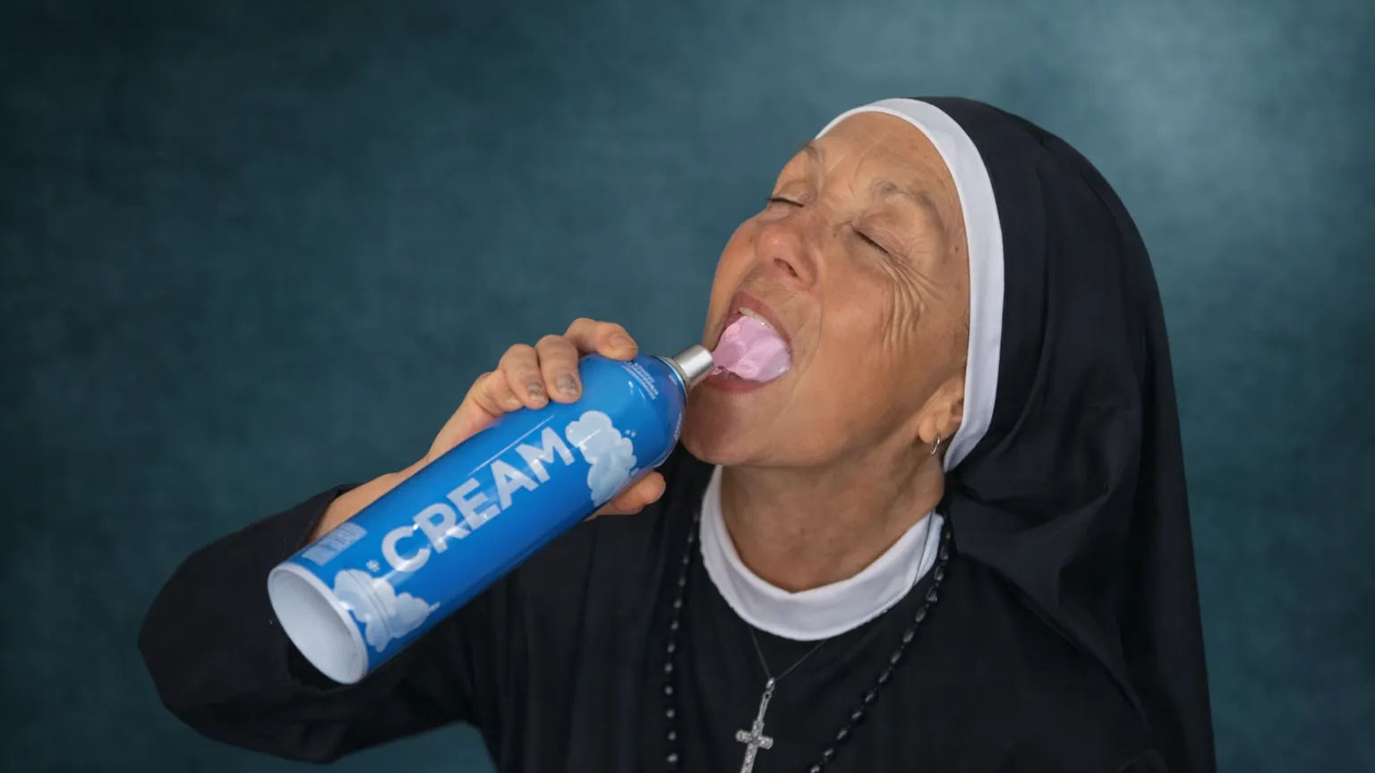 «Святой дух направляет меня»: пожилая монахиня из США прославилась в Сети из-за откровенных танцев прямо в церкви