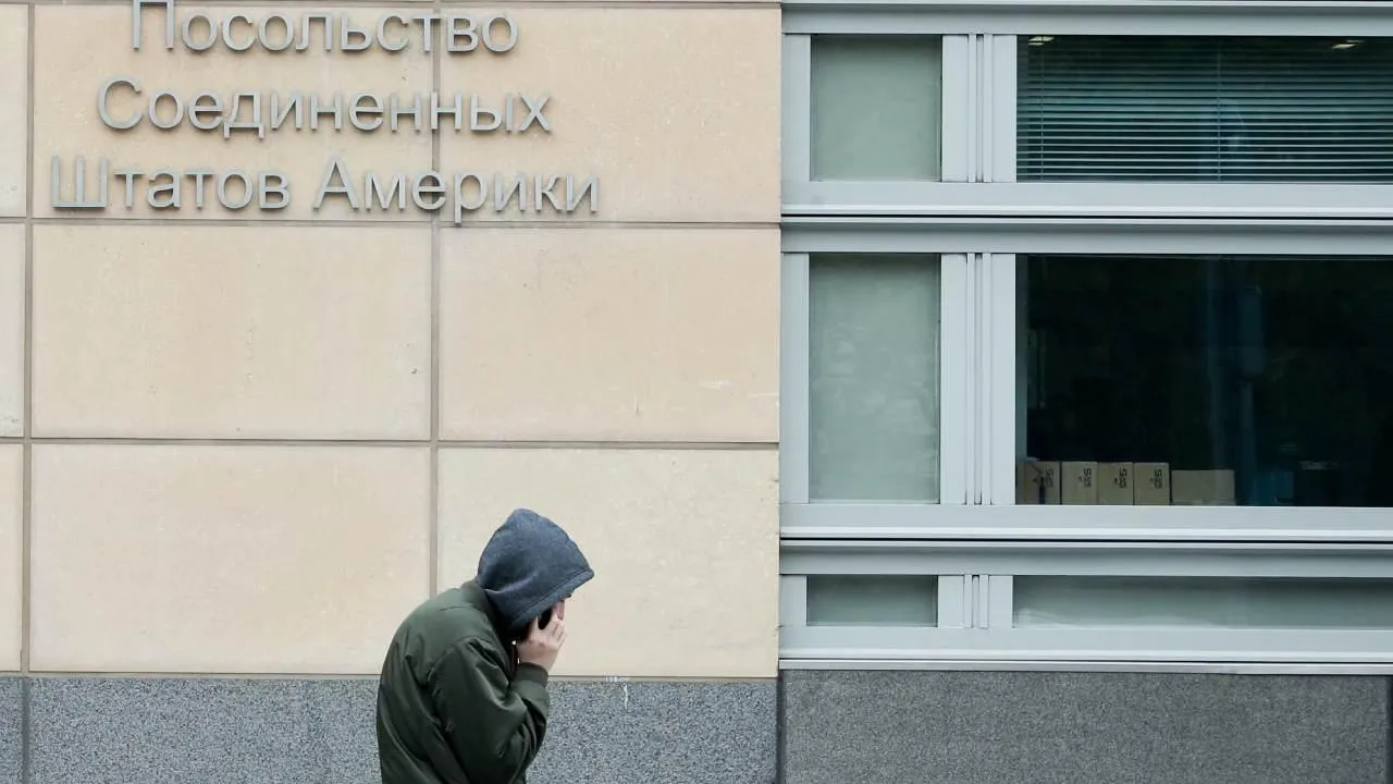 Источник: у автомобиля американского посольства пробили колеса