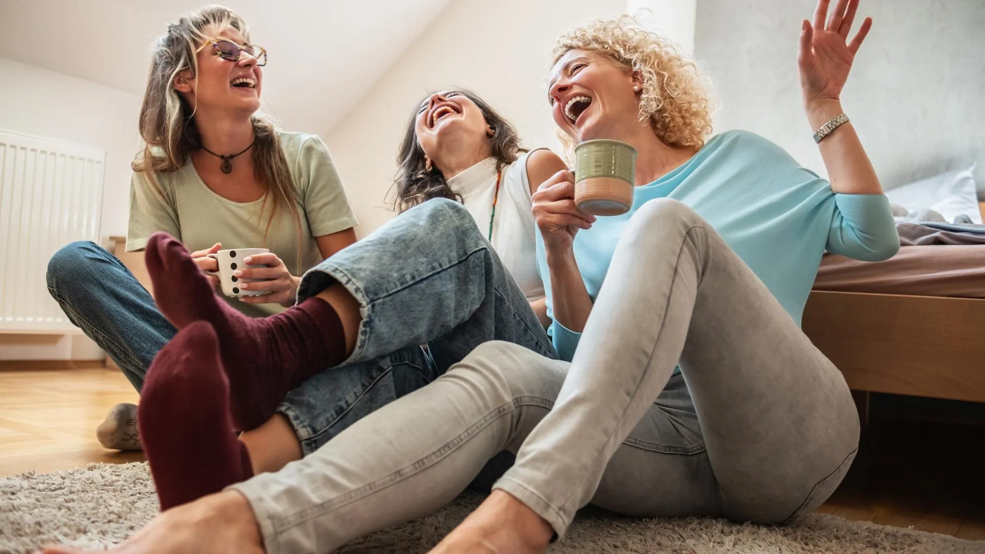 От анекдотов до постиронии: филолог рассказала, как менялся юмор от застоя до мемов