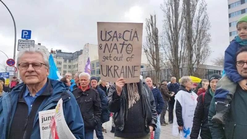 Пасхальный марш в Берлине собрал не менее трех тысяч человек