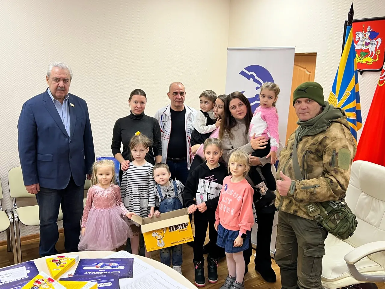 Председатель Совета депутатов Александр Мостковой (крайний слева), глава города Владимир Пирогов (в центре), член краснознаменского отделения «Боевое братство» Юрий Филимонов (крайний справа) с семьями участников СВО. Фото: администрация Краснознаменска