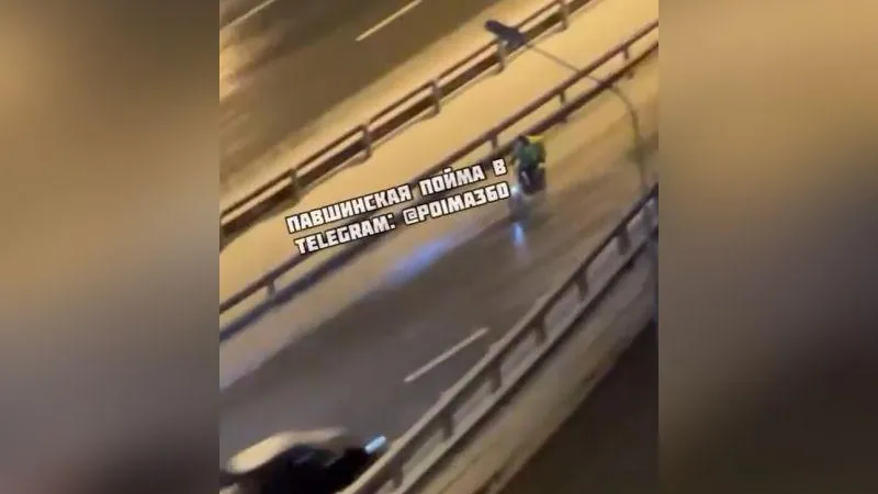 Курьер на велосипеде, гнавший по встречной полосе эстакады, возмутил жителей Красногорска