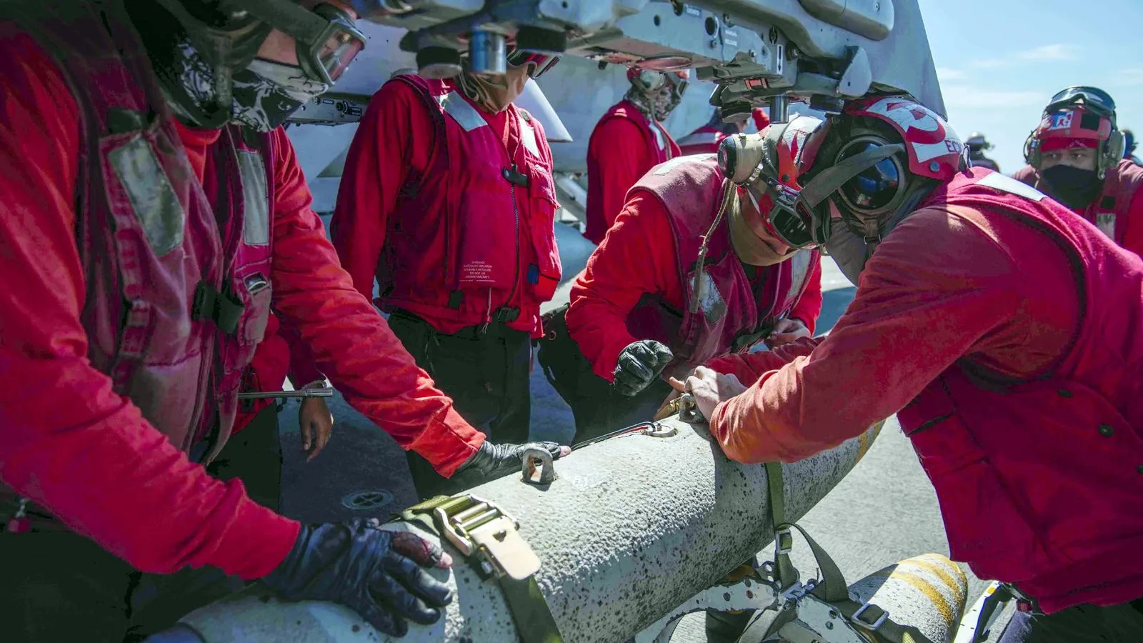 Моряки снимают бомбу BLU-111 с самолета. U.S. Navy