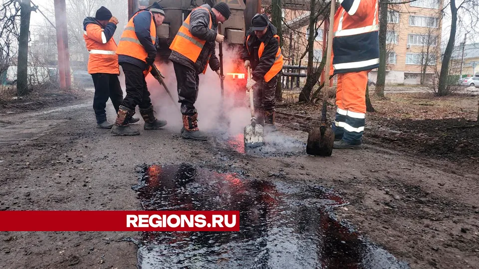 Литой асфальт за счет специального состава быстро застывает. Фото: Юлия Андросова
