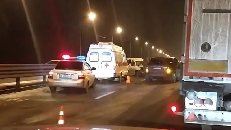 Два автомобиля столкнулись в Подольске из-за опасных маневров 