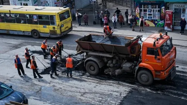 В Москве из-за дорожных служб на автомобили упала мачта освещения