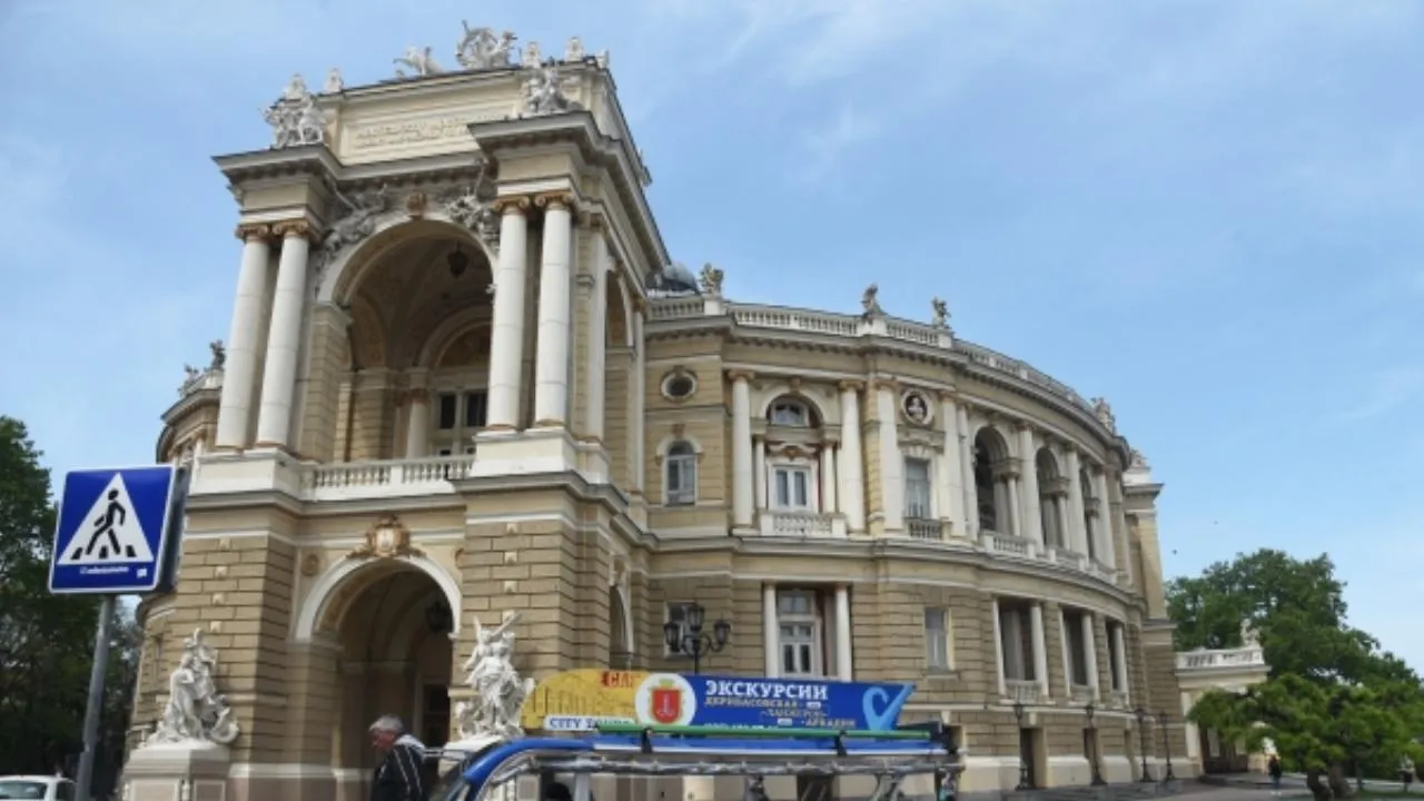 В самом центре Одессы вспыхнул большой пожар