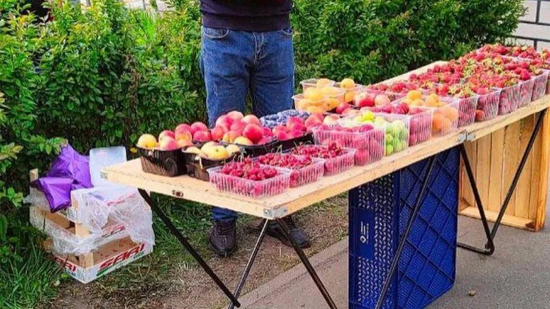 В Красногорске горожане пожаловались на торговцев, которые продают фрукты с лотка у дороги
