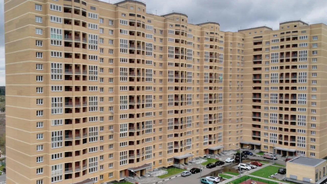 С начала весны УК Подмосковья очистили от мусора около 200 подъездных козырьков