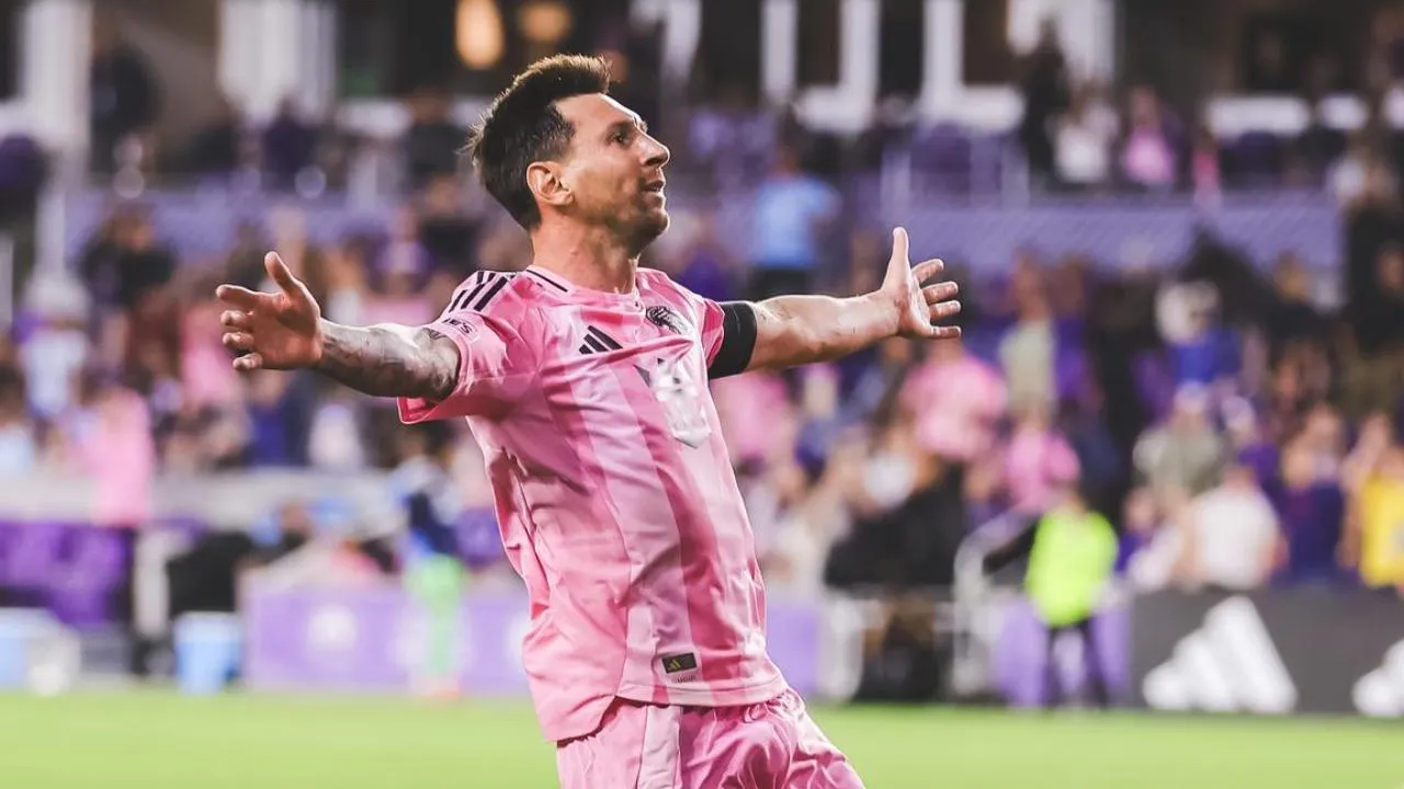 Месси вернулся: положил дубль и потроллил тренера соперников