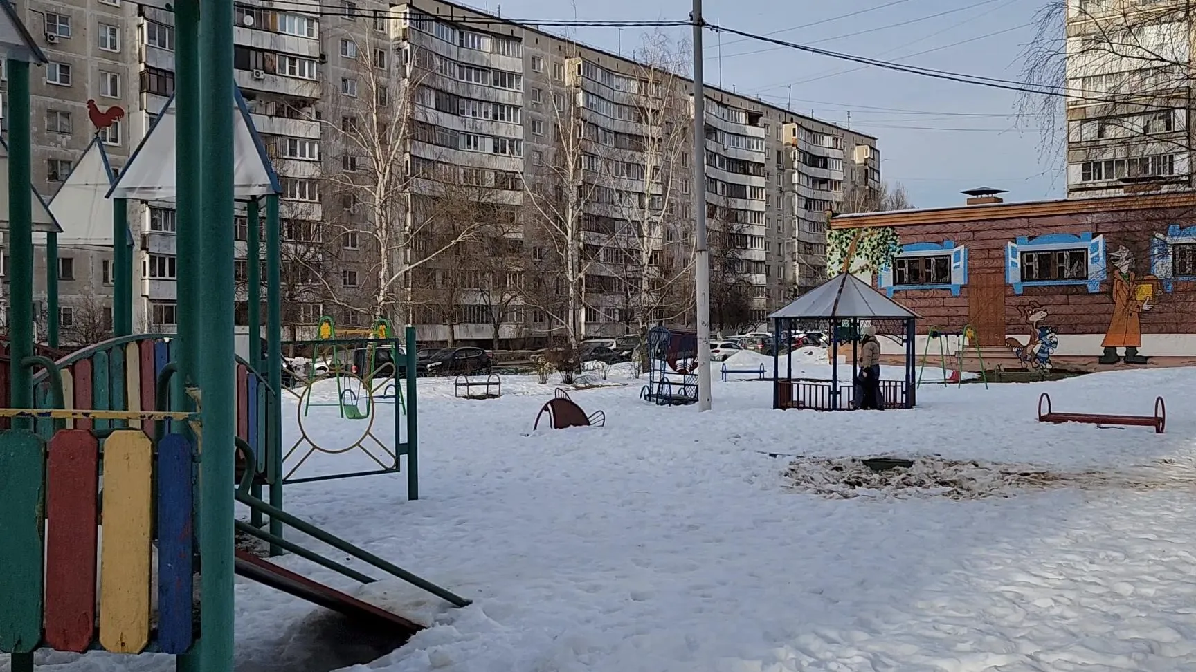 На фото детская игровая площадка у дома № 93 по Можайскому шоссе. Автор: Никита Сморкалов